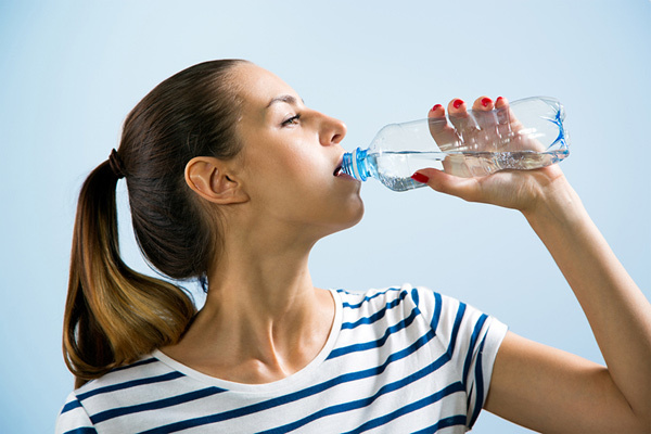Uống đủ nước hằng ngày sẽ hỗ trợ bạn rất nhiều trong quá trình giảm cân