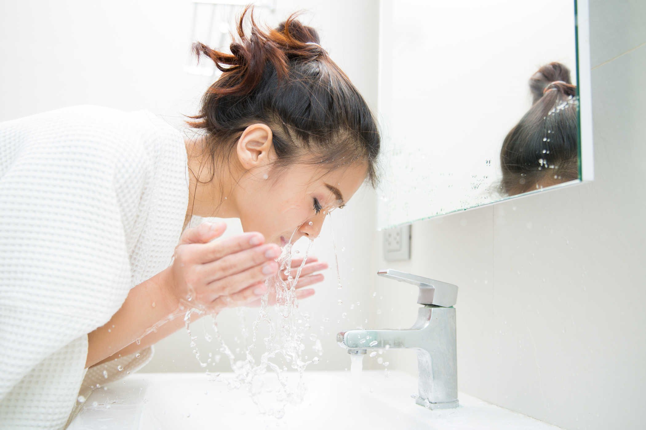 Rửa mặt đúng cách làm giảm tình trạng da nhờn mụn