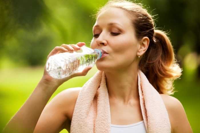 Uống nhiều nước để cải thiện tình trạng da mụn