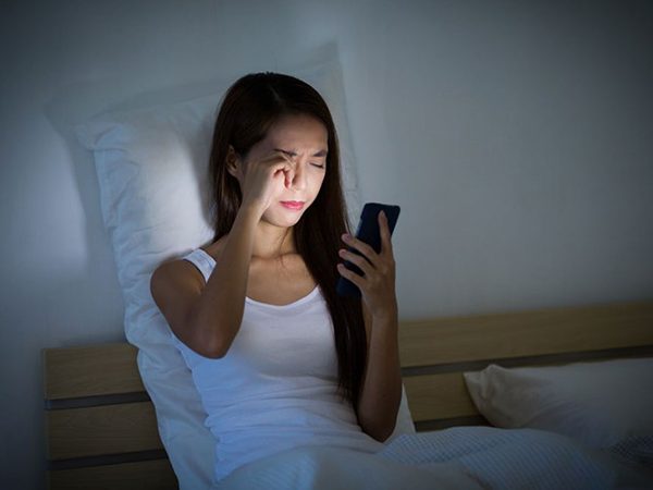 Thức khuya là một trong những nguyên nhân hàng đầu gây mụn