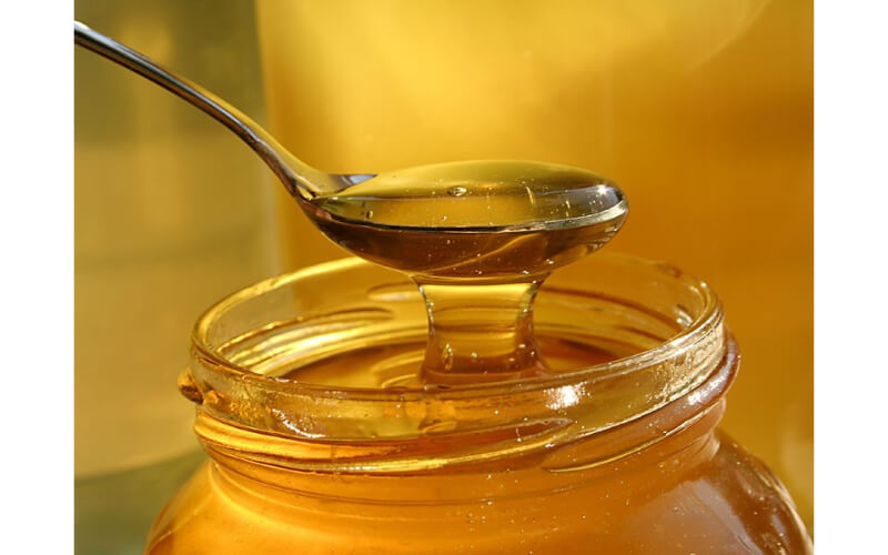 Mật ong là nguyên liệu lành tính và được đánh giá rất cao trong khả năng trị mụn