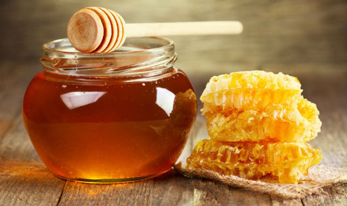 Mật ong có nhiều dưỡng chất hỗ trợ vitamin b1 kích thích trắng da