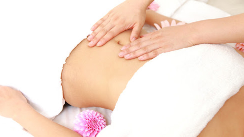 Massage hằng ngày bằng tinh dầu tự nhiên giúp vòng 2 giảm béo