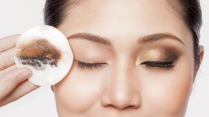 Tẩy sạch được những lớp makeup dày, chống trôi như mascara, eyeliner
