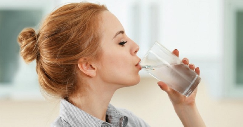 Uống đủ nước sẽ góp phần thúc đẩy quá trình thải độc trong cơ thể