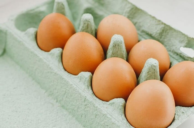 1 quả trứng gà công nghiệp có tầm 77 calo