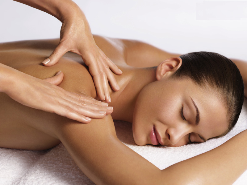 Bạn cần lưu ý điều gì khi áp dụng phương pháp massage toàn thân nữ