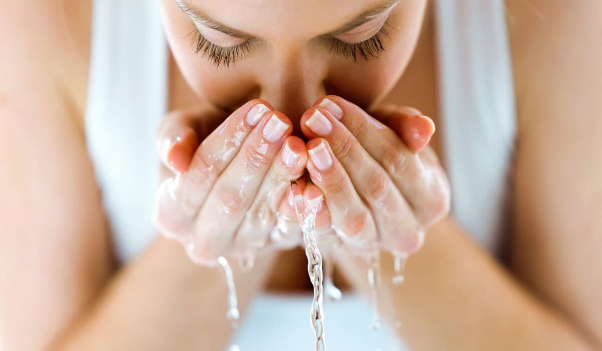 Nước muối sinh lý có tác dụng sát khuẩn, giúp giảm sung viêm sau khi nặn mụn