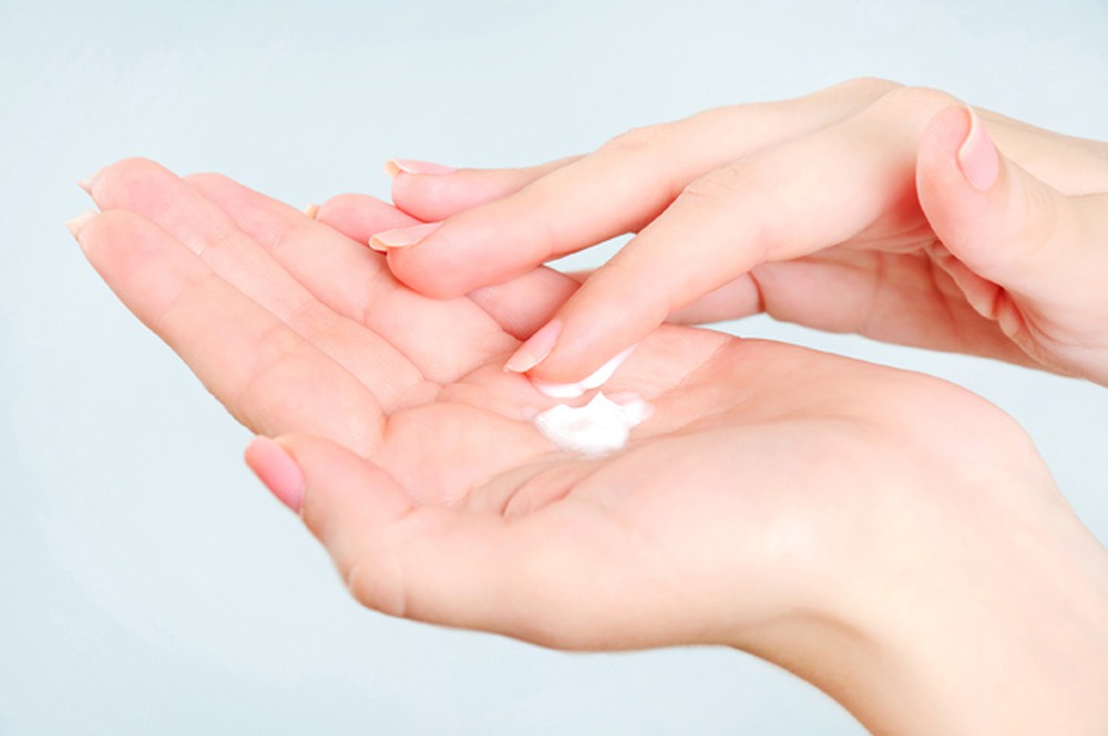 Sử dụng kem dưỡng ẩm làm mềm da lòng bàn tay
