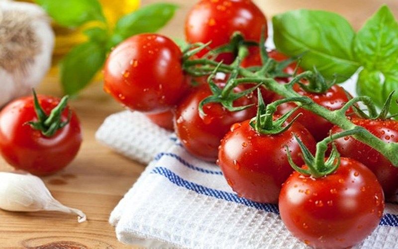 Loại bỏ mụn cám hiệu quả chỉ với cà chua