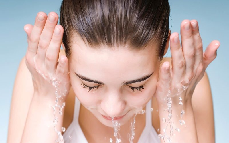 Làm sạch da là bước quan trọng giúp loại bỏ mụn