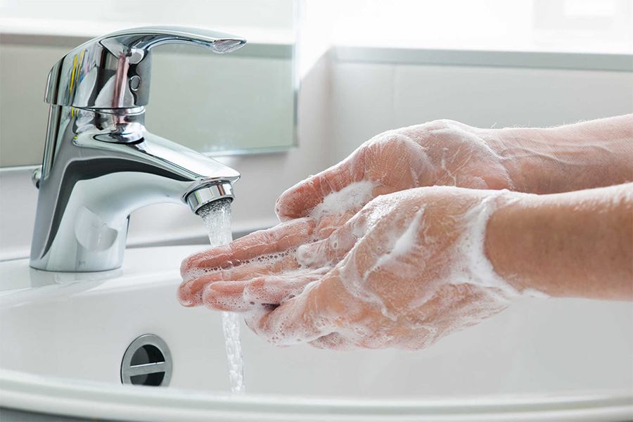 Bàn tay chính là nơi tích tụ nhiều vi khuẩn nhất, chính vì thế, bạn nên rửa sạch tay trước khi bắt đầu tẩy trang.