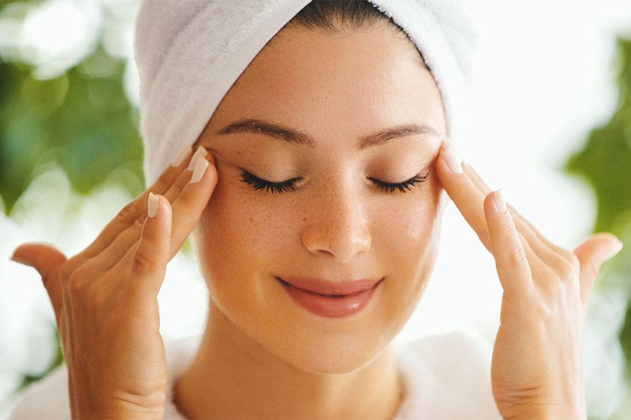 Sử dụng dầu tẩy trang để massage khi da còn khô giúp dễ dàng hòa tan bụi bẩn và mỹ phẩm trang điểm.