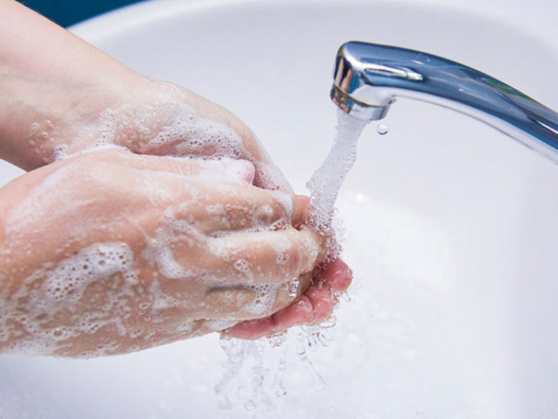 Nên nhớ rửa tay thật sạch trước khi chạm vào da mặt