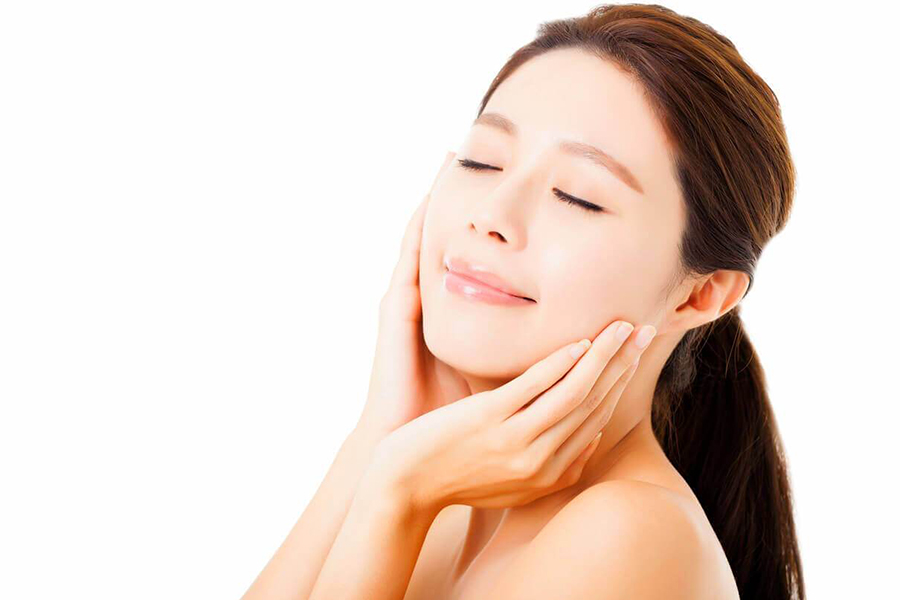 Lấy lượng kem trị mụn vừa đủ kết hợp với các bước skincare khác để có được làn da sạch khỏe, mịn màng.
