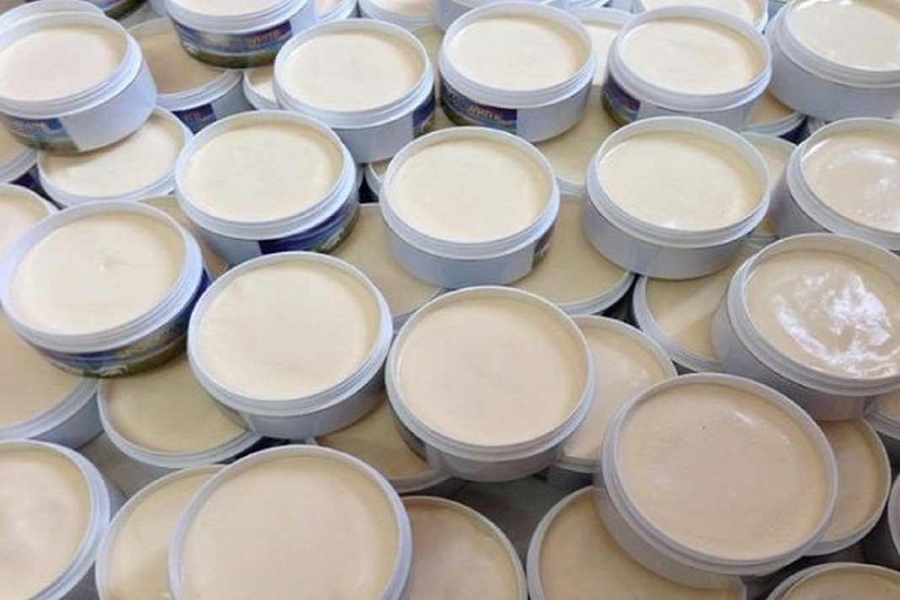 Trong các loại kem trộn thường sẽ có chứa nhiều chất độc hóa học gây hại cho da như chất tẩy trắng và đặc biệt là corticoid làm hủy hoại da từ ngoài vào trong.