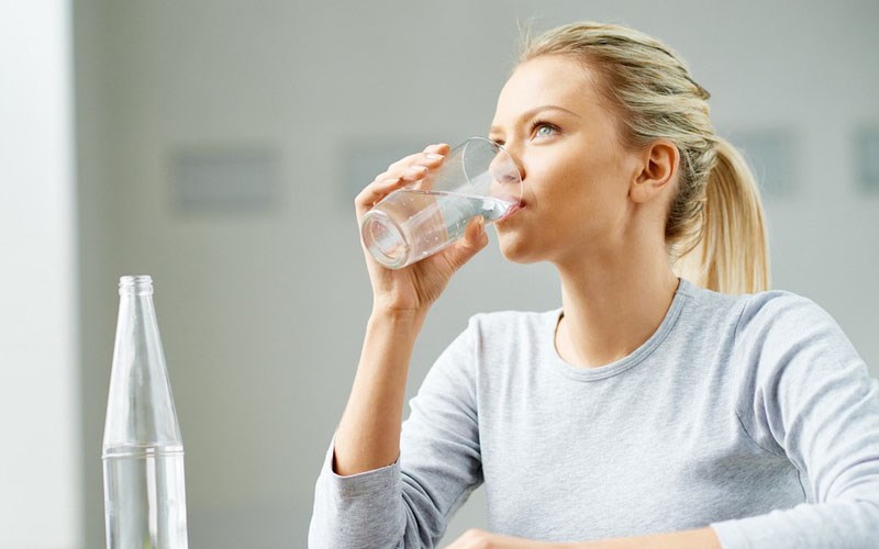 Ít nhất hãy uống 6 cốc nước mỗi ngày để đảm bảo cơ thể luôn đủ nước