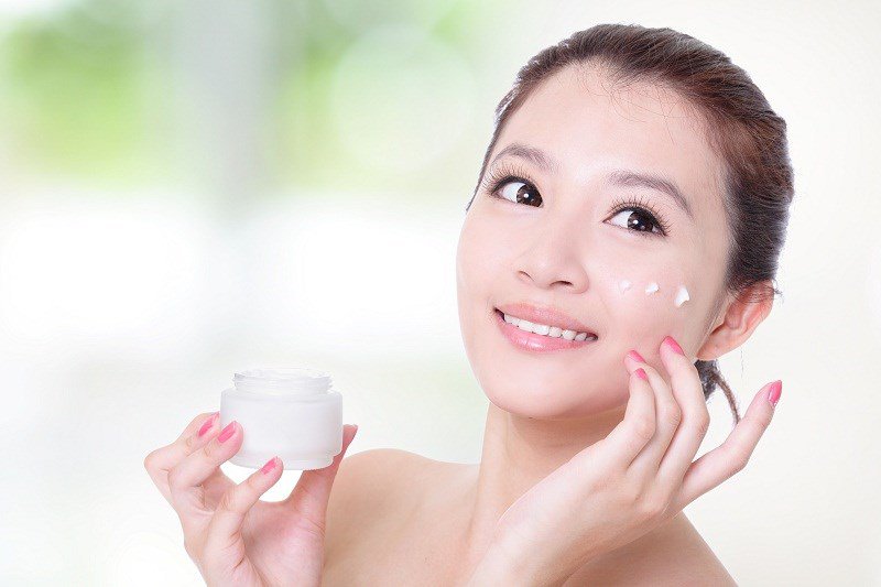Sử dụng kem dưỡng ẩm thích hợp có thể giúp kết cấu làn da sẽ nhanh phục hồi