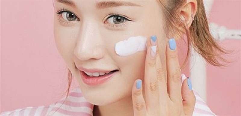 Cần dưỡng ẩm cho da đầy đủ tránh da bị kích thích sản sinh tuyến bã nhờn