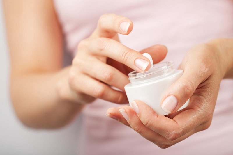 Hạt trong sữa rửa mặt có thể làm tổn thương da nếu ma sát mạnh mặt