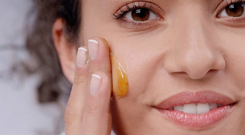 Thoa trực tiếp mật ong lên da là cách làm sạch da và hỗ trợ xóa mụn hiệu quả