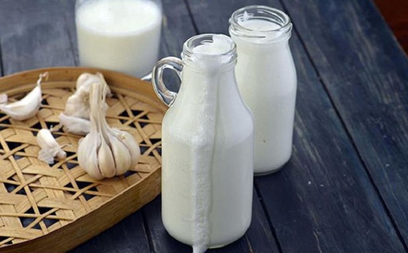 Sữa chua còn cung cấp những dưỡng chất thiết yếu hỗ trợ trị mụn cùng tỏi