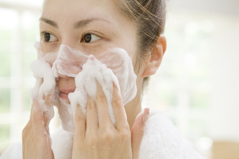 Vệ sinh và chăm sóc da mặt kỹ để hạn chế gây mụn