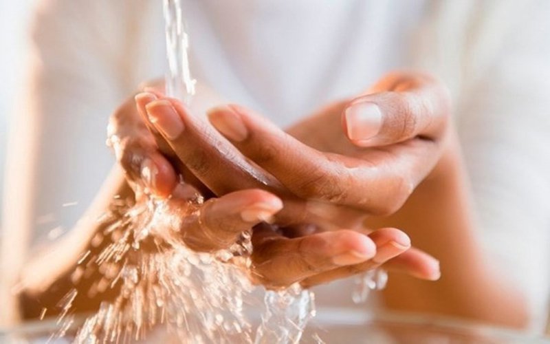 Giữ cho bàn tay luôn sạch sẽ gọn gàng để không gây nhiễm trùng vết thương