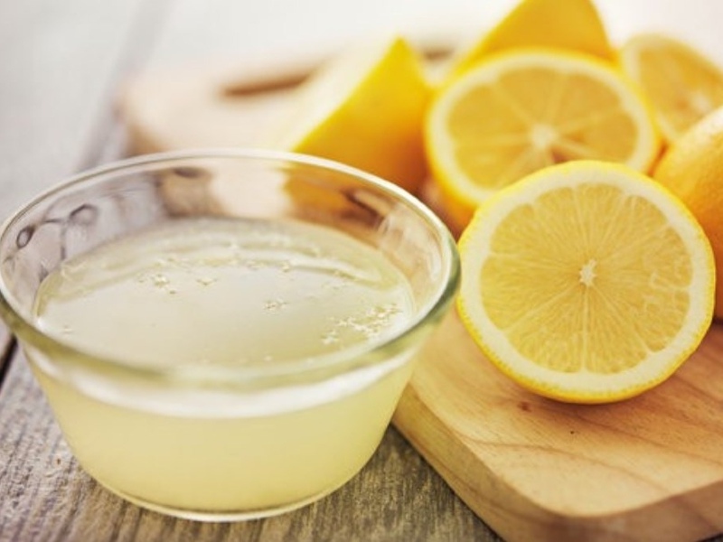 Trong chanh có chứa hàm lượng axit citric cao cùng vitamin C dồi dào, có tác dụng kháng viêm, kháng khuẩn và hỗ trợ tẩy tế bào da chết hiệu quả