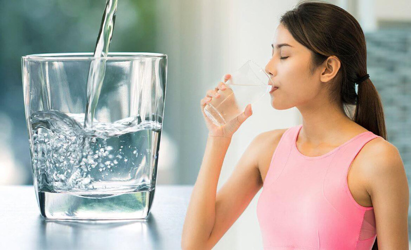 Cần uống đủ 2 lít nước mỗi ngày để cung cấp độ ẩm cho da