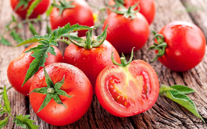 Cà chua có thể se khít lỗ chân lông hiệu quả