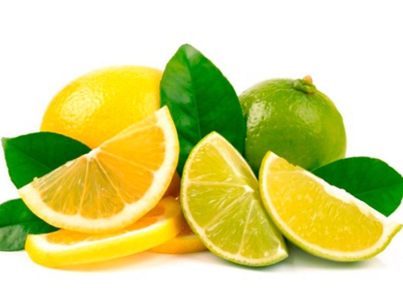 Trong chanh có chứa hàm lượng axit citric và vitamin C cực kỳ cao, chúng có tác dụng lớn trong việc phá hủy cấu trúc của hắc sắc tố melanin