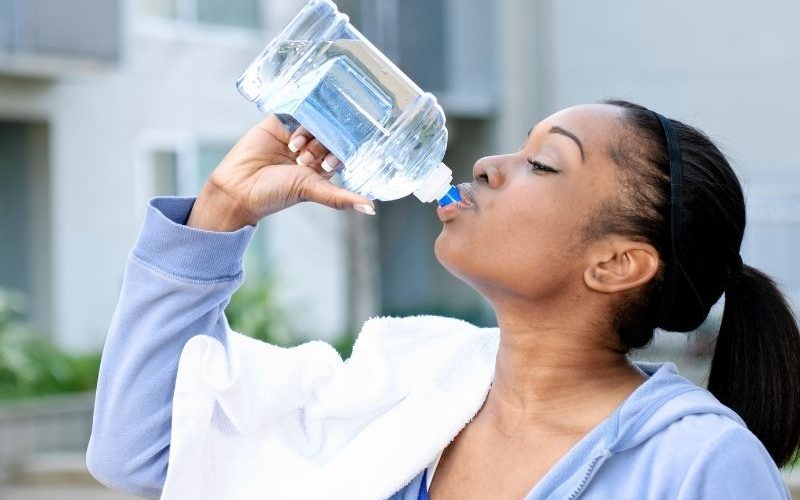 Uống nhiều nước rất tốt cho làn da