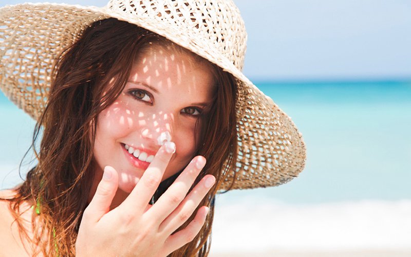 Thoa kem chống nắng mỗi ngày để bảo vệ làn da trước tia UV - một nguyên nhân gây lỗ chân lông to