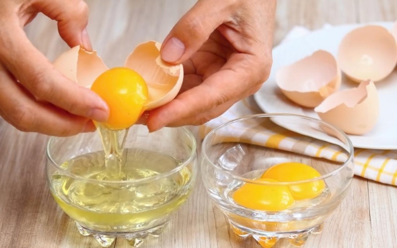 Lòng trắng trứng gà một nguyên liệu dễ kiếm nhưng mang lại hiệu quả se khít lỗ chân lông khá tốt
