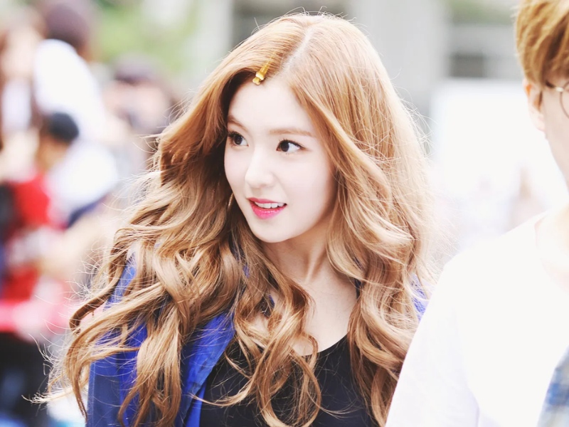 Cô nàng Irene (Red Velvet) như nổi bần bật với tóc xoăn lọn to nhuộm sáng