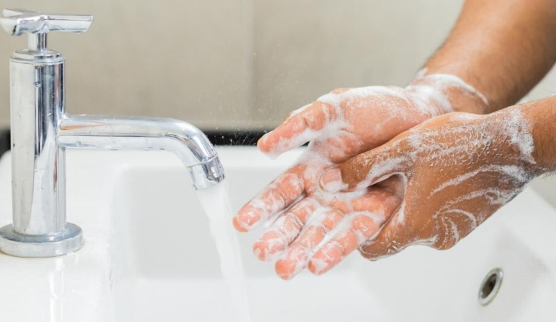   Bạn nên rửa tay sạch sẽ trước khi chăm sóc vùng lông mày sau khi xăm