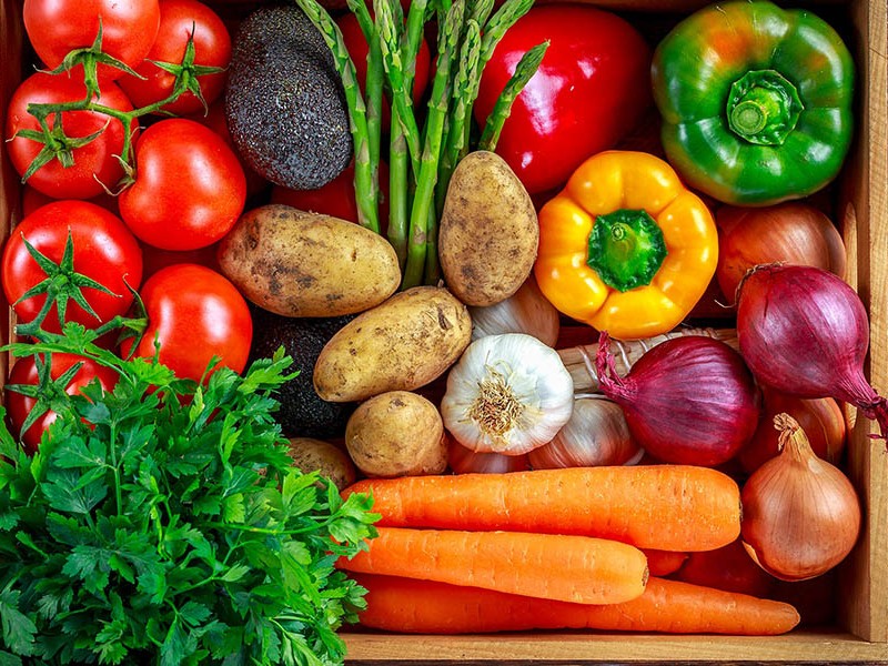 Bổ sung nhiều rau xanh, trái cây vào khẩu phần ăn hằng ngày để cung cấp vitamin, khoáng chất cho cơ thểBổ sung nhiều rau xanh, trái cây vào khẩu phần ăn hằng ngày để cung cấp vitamin, khoáng chất cho cơ thể