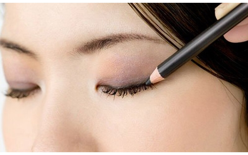 Bút kẻ mắt dạng chì là dòng sản phẩm phổ biến với giá thành rẻ