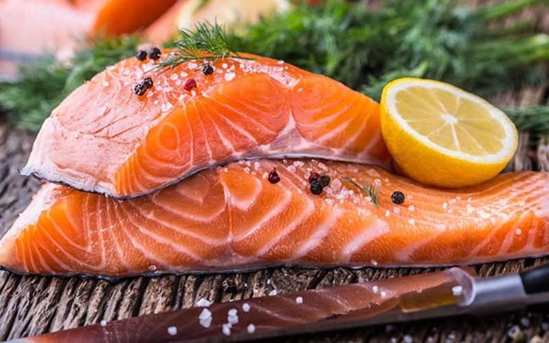 Cá hồi chứa lượng omega 3 cực lớn và tốt cho sự phục hồi của da sau lăn kim