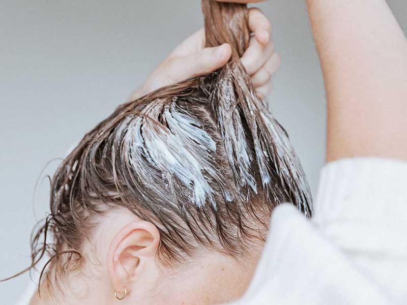 Rát da đầu sau nhuộm tóc có thể là do kích ứng