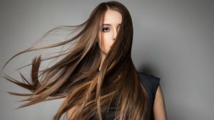                    Phục hồi tóc sẽ giúp cho tóc thẳng ra và mềm mượt hơn