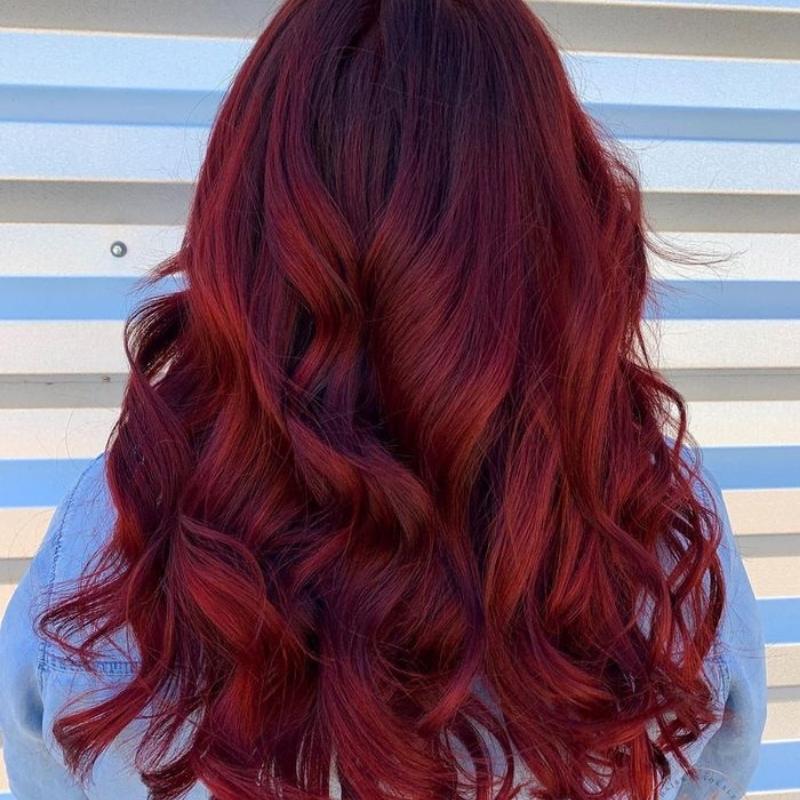 Tạo kiểu tóc xoăn, tóc thẳng màu đỏ rượu cực kỳ thu hút