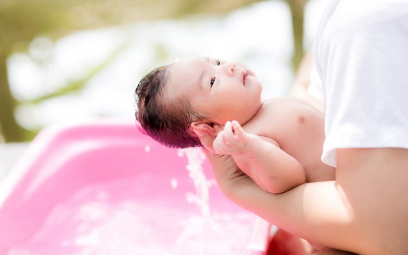 Cần chú ý khi tắm lá tự nhiên trên da cho trẻ sơ sinh