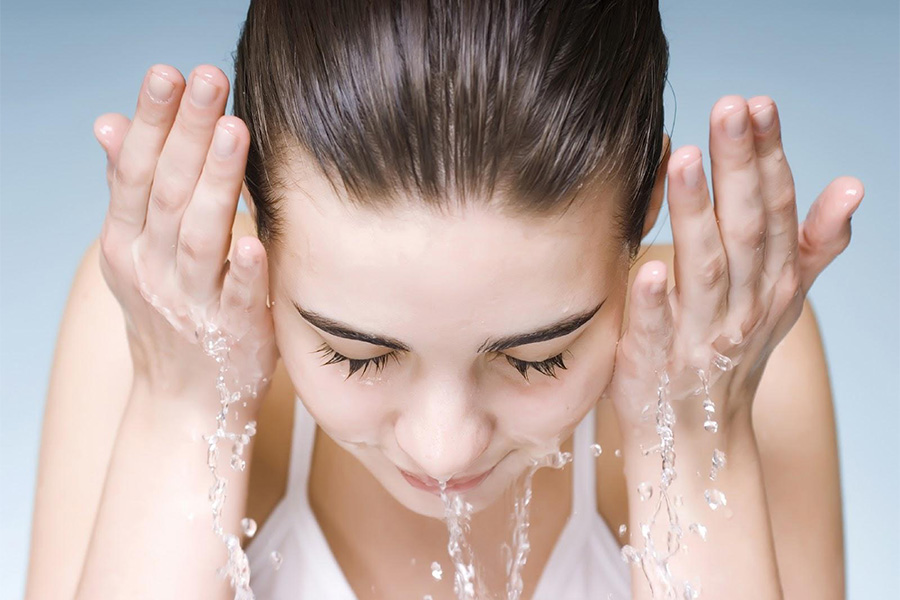 Làm sạch da là bước đầu tiên vô cùng quan trọng giúp dưỡng chất dễ dàng thẩm thấu vào da