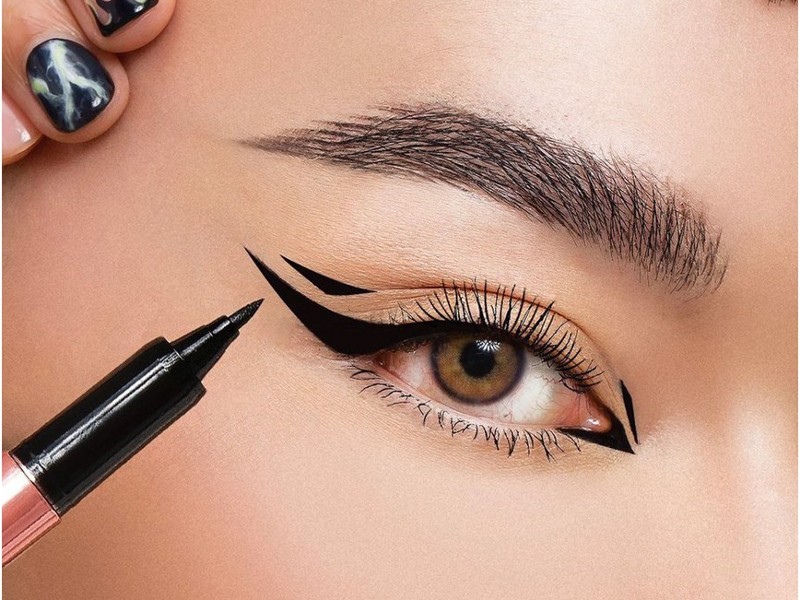 Lựa chọn eyeliner phù hợp là bước đầu tiên khi bắt đầu với bước trang điểm mắt
