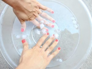 Để móng tay mau khô, nhúng tay trong nước đá khoảng 3 - 5 phút