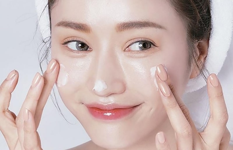 Sử dụng kem dưỡng ẩm trước khi makeup