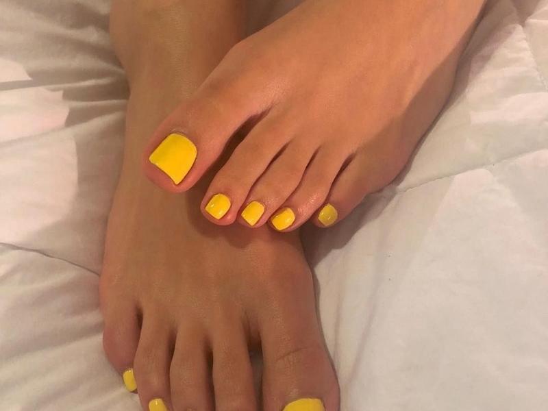 Màu vàng sơn móng siêu nổi bật trên nền da ngăm