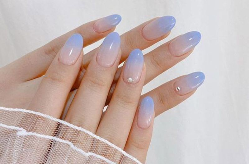 Bộ nail Omber giúp đôi tay thêm trắng sáng và trông nhẹ nhàng